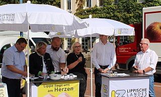 Das LZ-Wahlmobil in Lage mit (von links) Frederik Topp (CDU), Martina Hannen (FDP), Stefan Zibart (Aufbruch C), Moderatorin Astrid Sewing, Matthias Kalkreuter (SPD) und LZ-Chefredakteur Dirk Baldus. - Kyrill von Matuschka