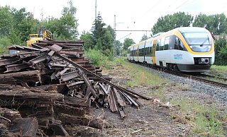 Noch fährt die Eurobahn an den fein säuberlich aufgestapelten Schienen und Schwellen vorbei, die Spezialmaschinen (hinten links) aus dem Boden geholt haben. Ab Freitag ist für zwei Monate Schluss mit Zugverkehr – die Strecke wird zwischen Detmold und Altenbeken erneuert. - Dieter Asbrock Noch fährt die Eurobahn an den fein säuberlich aufgestapelten Schienen und Schwellen vorbei, die Spezialmaschinen (hinten links) aus dem Boden geholt haben. Ab Freitag ist für zwei Monate Schluss mit Zugverkehr – die Strecke wird zwischen Detmold und Altenbeken erneuert. - Dieter Asbrock
