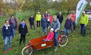 Harald Kohls (Bild rechts) und seine BUND-Mitstreiter kümmern sich unter anderem um die Pflege der Streuobstwiesen im Ortsteil Werl. Die kleine Layana Lutterbeck ist vom Sala-Lastenrad ganz begeistert. - Georg Kälble Harald Kohls (Bild rechts) und seine BUND-Mitstreiter kümmern sich unter anderem um die Pflege der Streuobstwiesen im Ortsteil Werl. Die kleine Layana Lutterbeck ist vom Sala-Lastenrad ganz begeistert. - Georg Kälble