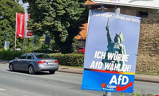 Eine kurze Weile hat das umstrittene Plakat auch in Schieder an der Ortsdurchfahrt gehangen, mittlerweile hat es aber jemand zerstört. - Marianne Schwarzer Eine kurze Weile hat das umstrittene Plakat auch in Schieder an der Ortsdurchfahrt gehangen, mittlerweile hat es aber jemand zerstört. - Marianne Schwarzer