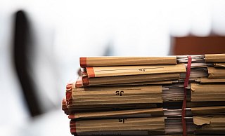 Akten liegen vor einem Prozess in einem Landgericht auf dem Tisch. - Swen Pförtner/dpa/Symbolbild Akten liegen vor einem Prozess in einem Landgericht auf dem Tisch. - Swen Pförtner/dpa/Symbolbild