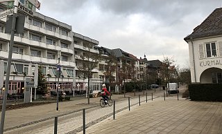 Wie sieht die Zukunft der Parkstraße aus? Darüber gehen die Meinungen in Politik, Verwaltung, Hotellerie und Staatsbad auseinander. Eine entscheidende Rolle bei der Debatte spielen auch künftige Nutzungsmöglichkeiten für das Kurhaus (rechts im Bild). Foto: Thomas Reineke - Thomas Reineke Wie sieht die Zukunft der Parkstraße aus? Darüber gehen die Meinungen in Politik, Verwaltung, Hotellerie und Staatsbad auseinander. Eine entscheidende Rolle bei der Debatte spielen auch künftige Nutzungsmöglichkeiten für das Kurhaus (rechts im Bild). Foto: Thomas Reineke - Thomas Reineke