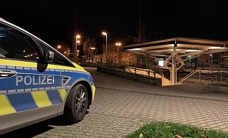 Streifenwagen aus Detmold beobachtet das Geschehen am Bahnhof in Lügde - Freitag-TV