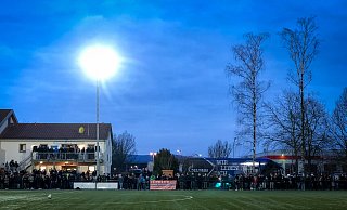 Die Flutlichtanlagen auf Detmolds Sportplätzen sollen in den kommenden Jahren nach und nach auf LED-Technik umgerüstet werden. Der Sportplatz in Jerxen-Orbke kommt 2027 an die Reihe. - Archivfoto: Raphael Bartling