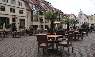 Die Tische stehen auch auf dem Marktplatz weiter auseinander. Die meisten Gäste wollen lieber draußen sitzen, deswegen hoffen die Wirte für die Außengastronomie auf einen guten Sommer. - Carolin Brokmann-Förster Die Tische stehen auch auf dem Marktplatz weiter auseinander. Die meisten Gäste wollen lieber draußen sitzen, deswegen hoffen die Wirte für die Außengastronomie auf einen guten Sommer. - Carolin Brokmann-Förster