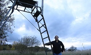 Martin Höner möchte gerne einen Naturlehrpfad am Naturschutzgebiet Heipker See realisieren. An einem Hochsitz in dem Areal könnte ein Info-Schild erklären, wozu er dient. - Birgit Guhlke Martin Höner möchte gerne einen Naturlehrpfad am Naturschutzgebiet Heipker See realisieren. An einem Hochsitz in dem Areal könnte ein Info-Schild erklären, wozu er dient. - Birgit Guhlke