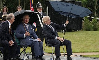 Prinz Charles (2.v.r) und Premierminister Boris Johnson (r) bei der Enthüllung des britischen Polizeidenkmals an der Gedenkstätte National Memorial Arboretum. - Foto: Christopher Furlong/PA Wire/dpa Prinz Charles (2.v.r) und Premierminister Boris Johnson (r) bei der Enthüllung des britischen Polizeidenkmals an der Gedenkstätte National Memorial Arboretum. - Foto: Christopher Furlong/PA Wire/dpa