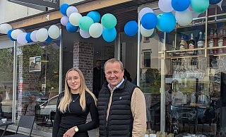 Gabriela Chebenova hat das "Village Caf&eacute;" vor kurzem in Hohenhausen er&ouml;ffnet. Sie bietet auch Eis an. - Fotorechte: Mario Hecker