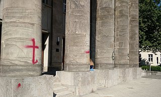 Ordnungsdienst und Polizei sollen enger zusammenarbeiten: Hier wurde das Landestheater 2018 mit Grafitti beschmiert. - Archiv: Yvonne Glandien Ordnungsdienst und Polizei sollen enger zusammenarbeiten: Hier wurde das Landestheater 2018 mit Grafitti beschmiert. - Archiv: Yvonne Glandien