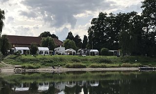 Idylle an der Weser: Auf dem Campingplatz in Erder gibt es 30 Dauergäste. Der Zugang zum Wasser ist ein Pluspunkt. - Axel Bürger