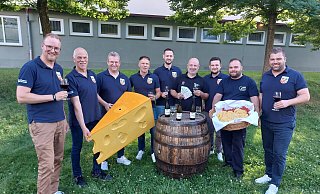 Die Lother Schützen Sascha Golüke, Matthias Purkopp, Mathias Fiene, Sven Lange, Markus Belkner, Festwirt Stefan Friedrich, Matthias Rodemeier, Filippo Cardamone (Pizzeria Da Gaetano) und Florian Schröder freuen sich auf ein tolles Weinfest. - Michaela Weiße