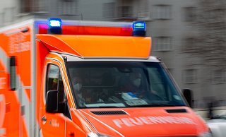 Ein Rettungswagen der Feuerwehr fährt auf einer Straße. - Fernando Gutierrez-Juarez/dpa/Symbolbild Ein Rettungswagen der Feuerwehr fährt auf einer Straße. - Fernando Gutierrez-Juarez/dpa/Symbolbild