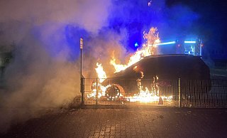 In der Lindenstraße ist ein Auto in Flammen aufgegangen. - Feuerwehr Lage In der Lindenstraße ist ein Auto in Flammen aufgegangen. - Feuerwehr Lage