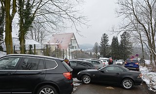 So viele Fahrzeuge wollen am Kammweg parken, dass auf dem Tönsberg zeitweise gar nichts mehr geht. Warnschilder werden ignoriert, Bußgelder in Kauf genommen. - Karin Prignitz So viele Fahrzeuge wollen am Kammweg parken, dass auf dem Tönsberg zeitweise gar nichts mehr geht. Warnschilder werden ignoriert, Bußgelder in Kauf genommen. - Karin Prignitz