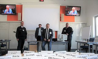 Im Sitzungsraum des Krisenstabes laufen alle Fäden zusammen. Marcus Saueressig von der Feuerwehr, Kreispressesprecher Steffen Adams, Landrat Dr. Axel Lehmann und Stabschef Meinolf Haase (von links) fühlen sich im Kampf gegen das Virus gut gerüstet. - Marianne Schwarzer Im Sitzungsraum des Krisenstabes laufen alle Fäden zusammen. Marcus Saueressig von der Feuerwehr, Kreispressesprecher Steffen Adams, Landrat Dr. Axel Lehmann und Stabschef Meinolf Haase (von links) fühlen sich im Kampf gegen das Virus gut gerüstet. - Marianne Schwarzer