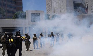Soldaten der Nationalgarde setzen Tränengas gegen Demonstranten ein. - Jae Hong/AP/dpa Soldaten der Nationalgarde setzen Tränengas gegen Demonstranten ein. - Jae Hong/AP/dpa