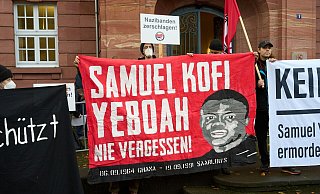 Der Asylbewerber Samuel Yeboah aus dem westafrikanischen Ghana wurde bei dem Anschlag getötet. Beim Auftakt des Prozesses 2022 machen Demonstranten darauf aufmerksam. - Thomas Frey/dpa Der Asylbewerber Samuel Yeboah aus dem westafrikanischen Ghana wurde bei dem Anschlag getötet. Beim Auftakt des Prozesses 2022 machen Demonstranten darauf aufmerksam. - Thomas Frey/dpa