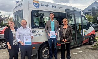 Die Gemeinde Kalletal verl&auml;ngert ihre Mitgliedschaft im Zukunftsnetz Mobilit&auml;t NRW. Dar&uuml;ber freuen sich Linda Waldeyer (Mobilit&auml;tsmanagement OWL), B&uuml;rgermeister Mario Hecker, Marcus Heidebrecht (Zukunftsnetz Mobilit&auml;t NRW) und Fachbereichsleiterin Planen und Bauen, Ewa Hermann (von links). - Gemeinde Kalletal