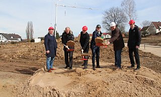 Ein Foto vom Baubeginn auf dem Gelände der ehemaligen Südholzschule: (von links) Sergej Gazke, Oliver Klitzke, Oleg Enns, Dimitri Lambrecht, Thomas Duprée und Frank Tönsmeier beim symbolischen ersten Spatenstich. - Jana Beckmann