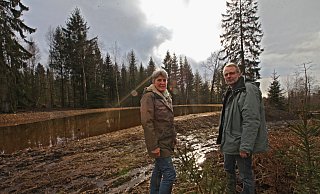 Matthias Füller, Leiter der Biologischen Station Schieder, und Susanne Hoffmann, die stellvertretende Leiterin der Forstabteilung des Landesverbandes. - Vera Gerstendorf-Welle Matthias Füller, Leiter der Biologischen Station Schieder, und Susanne Hoffmann, die stellvertretende Leiterin der Forstabteilung des Landesverbandes. - Vera Gerstendorf-Welle