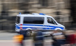 Ein Einsatzwagen der Polizei fährt durch eine Stadt. - Robert Michael/dpa/Symbolbild Ein Einsatzwagen der Polizei fährt durch eine Stadt. - Robert Michael/dpa/Symbolbild