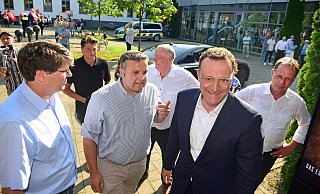 Jens Spahn (vorne) gibt sich in Detmold kampfeslustig. An der Seite der CDU-Kollegen (von links) Stephan Grigat, Bürgermeisterkandidat für Augustdorf, Lars Brakhage (CDU-Kreisvorsitzenden), Heinrich Zertik (CDU Lippe) und dem Landtagsabgeordneten Klaus Hansen geht es ins Museum. Begleitet wird Spahn von seinem Mitarbeiter Louis Wedde (hinten links). - Nicole Ellerbrake Jens Spahn (vorne) gibt sich in Detmold kampfeslustig. An der Seite der CDU-Kollegen (von links) Stephan Grigat, Bürgermeisterkandidat für Augustdorf, Lars Brakhage (CDU-Kreisvorsitzenden), Heinrich Zertik (CDU Lippe) und dem Landtagsabgeordneten Klaus Hansen geht es ins Museum. Begleitet wird Spahn von seinem Mitarbeiter Louis Wedde (hinten links). - Nicole Ellerbrake