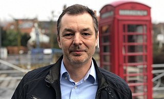 Oliver Siekmann steht vor der roten Telefonzelle an der Millau-Promenade. Seit gut einem Jahr ist er der Geschäftsführer des Stadtmarketings und zeitgleich sein einziger Mitarbeiter. - Sven Kienscherf Oliver Siekmann steht vor der roten Telefonzelle an der Millau-Promenade. Seit gut einem Jahr ist er der Geschäftsführer des Stadtmarketings und zeitgleich sein einziger Mitarbeiter. - Sven Kienscherf
