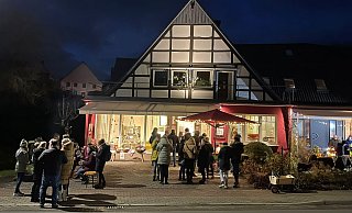 Sechs kleine Stände waren im Dorf verteilt. Bei einem Spaziergang kauften die Lother nebenbei die weihnachtliche Deko ein oder verpflegten sich – ohne Gedrängel und unter Einhaltung der Corona-Regeln. - Heimat- und Verkehrsverein Sechs kleine Stände waren im Dorf verteilt. Bei einem Spaziergang kauften die Lother nebenbei die weihnachtliche Deko ein oder verpflegten sich – ohne Gedrängel und unter Einhaltung der Corona-Regeln. - Heimat- und Verkehrsverein