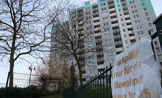 Ohne Fahrstuhl für manchen ein Hindernis: Das 13-geschossige Hochhaus am Biesterberg.Foto: Brand - Tib