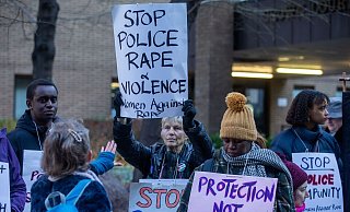 Demonstrantinnen von Women Against Rape & Women of Colour Global Woman\\\'s strike versammeln sich vor dem Southwark Crown Court in London. - Tayfun Salci/ZUMA Press Wire/dpa Demonstrantinnen von Women Against Rape & Women of Colour Global Woman\\\'s strike versammeln sich vor dem Southwark Crown Court in London. - Tayfun Salci/ZUMA Press Wire/dpa