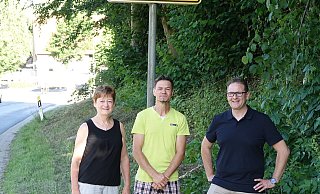 Ulrike Frevert, Dennis Brandt und André Nolting (von links) am Ortseingang. - Axel Bürger
