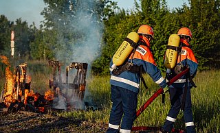 Die Jugendwehr löscht ein brennendes Palettenhaus. - Bildrechte: Freiwillige Feuerwehr Horn-Bad Meinberg Die Jugendwehr löscht ein brennendes Palettenhaus. - Bildrechte: Freiwillige Feuerwehr Horn-Bad Meinberg