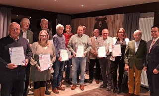 Die geehrten Vereine aus allen 10 Ortsteilen und Markus Tappe (Bildmitte) vom Meisterchor "canto allegro". Bürgermeister Torben Blome und Georg-Jescow von Puttkamer freuen sich mit den Geehrten. - Fotorechte: Stadt Lügde Die geehrten Vereine aus allen 10 Ortsteilen und Markus Tappe (Bildmitte) vom Meisterchor "canto allegro". Bürgermeister Torben Blome und Georg-Jescow von Puttkamer freuen sich mit den Geehrten. - Fotorechte: Stadt Lügde