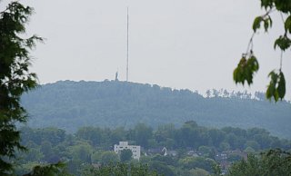 Mit dem Sender Teutoburger Wald auf dem Bielstein als Marker ist Hermannsdenkmal nebenan schnell zu finden. Immobilien, die eine ähnliche Sicht auf das Denkmal haben, sind in Detmold teurer. - Jost Wolf Mit dem Sender Teutoburger Wald auf dem Bielstein als Marker ist Hermannsdenkmal nebenan schnell zu finden. Immobilien, die eine ähnliche Sicht auf das Denkmal haben, sind in Detmold teurer. - Jost Wolf
