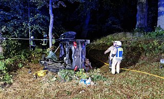 Der Wagen musste zuerst mit einem Flaschenzug vom Baum weggezogen werden. - Freitag TV