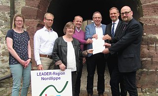 Die Regionalmanager Diana Rieke und Borris Ortmeier sowie die vier Bürgermeister Monika Rehmert, Mario Hecker, Friedrich Ehlert und Jürgen Schell nehmen den Förderbescheid von Konstantin Plümer von der Bezirkregierung entgegen (von links). - Wulf Daneyko Die Regionalmanager Diana Rieke und Borris Ortmeier sowie die vier Bürgermeister Monika Rehmert, Mario Hecker, Friedrich Ehlert und Jürgen Schell nehmen den Förderbescheid von Konstantin Plümer von der Bezirkregierung entgegen (von links). - Wulf Daneyko