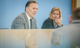 Die zusätzlichen Befungnisse sollen, wenn Kabinett und und Bundestag zustimmen, nur für bestimmte konkreten Gefahrenlagen gelten. (Archivbild) - Kay Nietfeld/dpa Die zusätzlichen Befungnisse sollen, wenn Kabinett und und Bundestag zustimmen, nur für bestimmte konkreten Gefahrenlagen gelten. (Archivbild) - Kay Nietfeld/dpa