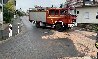 Die Ölspur in Lage-Heiden zog sich durch die Ortsmitte. - Freiwillige Feuerwehr Lage