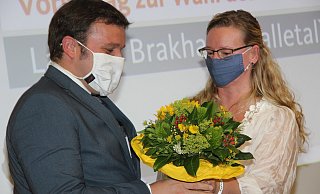 Alter und neuer Parteichef: Christiane Thiel gratuliert Lars Barkhage mit Blumen. - Martin Hostert