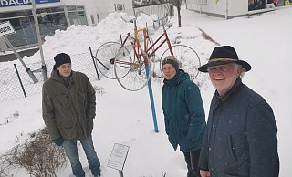 Spuren im Schnee zeigen das Interesse am neuen Kunstpfad-Kunstwerk "Fahrrad" an der Extertalstraße. Darüber freuen sich (von links) Armin Wehrmann (Leiter der Radwandergruppe im Heimatverein), Ursel Haverich (Vereinsvorsitzende) und Wolfgang Redeker (Initiator Barntruper Kunstpfad). - Sylvia Frevert