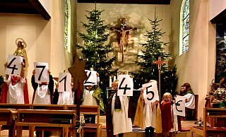Stolz präsentiert ein Teil der diesjährigen Sternsinger die vorläufige Spendensumme. - Madeleine Biermann Stolz präsentiert ein Teil der diesjährigen Sternsinger die vorläufige Spendensumme. - Madeleine Biermann