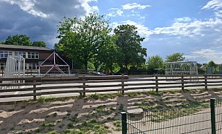 Die Spielgeräte an der Grundschule am Schloss könnten auch nach Schulschluss von Kindern genutzt werden. Das zumindest wünscht sich CDU/Aufbruch C. - CDU Lemgo Die Spielgeräte an der Grundschule am Schloss könnten auch nach Schulschluss von Kindern genutzt werden. Das zumindest wünscht sich CDU/Aufbruch C. - CDU Lemgo
