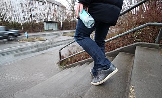 Soll umgebaut werden: Die steile und für Menschen mit Handicap nahezu unüberwindliche Treppe zwischen dem Entruper Weg und dem Musikerviertel soll mittels einer langen Rampe umgebaut werden. - Archivfoto: Jens Rademacher