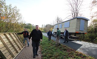 Ein „Erlebnis-Bauwagen" für Kinder kommt an: (von links) Martin Bothe, Huub Pieper, Gert Weisenseel, Christoph Sticking und Michael Protte packen an. - Jens Rademacher Ein „Erlebnis-Bauwagen" für Kinder kommt an: (von links) Martin Bothe, Huub Pieper, Gert Weisenseel, Christoph Sticking und Michael Protte packen an. - Jens Rademacher