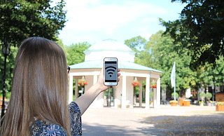 Noch stehen die Orte, an denen die WLAN-Router installiert werden, nicht fest. Nach der Kommunalwahl im September soll die Entscheidung fallen. Frank Kuhlmann vom Bürgerbündis habe den Kurpark vorgeschlagen, sagt Sachbearbeiter Rüdiger Krentz. - Karolina Schmidt Noch stehen die Orte, an denen die WLAN-Router installiert werden, nicht fest. Nach der Kommunalwahl im September soll die Entscheidung fallen. Frank Kuhlmann vom Bürgerbündis habe den Kurpark vorgeschlagen, sagt Sachbearbeiter Rüdiger Krentz. - Karolina Schmidt