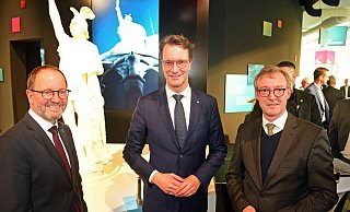 Zur Eröffnung des "Hermanneums" kam NRW-Ministerpräsident Hendrik Wüst (Mitte) nach Lippe. Er spricht neben dem Verbandsvorsteher des Landesverband Lippe, Jörg Düning-Gast (links) und dem Leiter des Landesmuseums, Michael Zelle. - Nicole Ellerbrake
