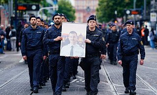 In Gedenken an ihren tödlich verletzten Kollegen Rouven Laur ziehen Polizisten durch die Mannheimer Innenstadt. - Uwe Anspach/dpa In Gedenken an ihren tödlich verletzten Kollegen Rouven Laur ziehen Polizisten durch die Mannheimer Innenstadt. - Uwe Anspach/dpa