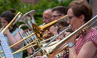 Musikalische Ständchen: Ute Uhlstein (rechts) und ihre Musiker-Kollegen vom Posaunenchor CVJM Pivitsheide spielen beim Mühlenteichfest auf. - Raphael Bartling