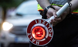 Ein Polizist hält bei einer Verkehrskontrolle eine Winkerkelle in der Hand. - Paul Zinken/dpa/ZB/Symbolbild Ein Polizist hält bei einer Verkehrskontrolle eine Winkerkelle in der Hand. - Paul Zinken/dpa/ZB/Symbolbild