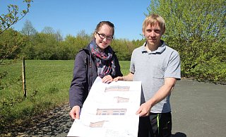 Sabine und Werner Klemme planen den Bau einer Mosterei im Kalletaler Gewerbegebiet Echternhagen &ndash; auf der Fl&auml;che im Hintergrund. - Jens Rademacher